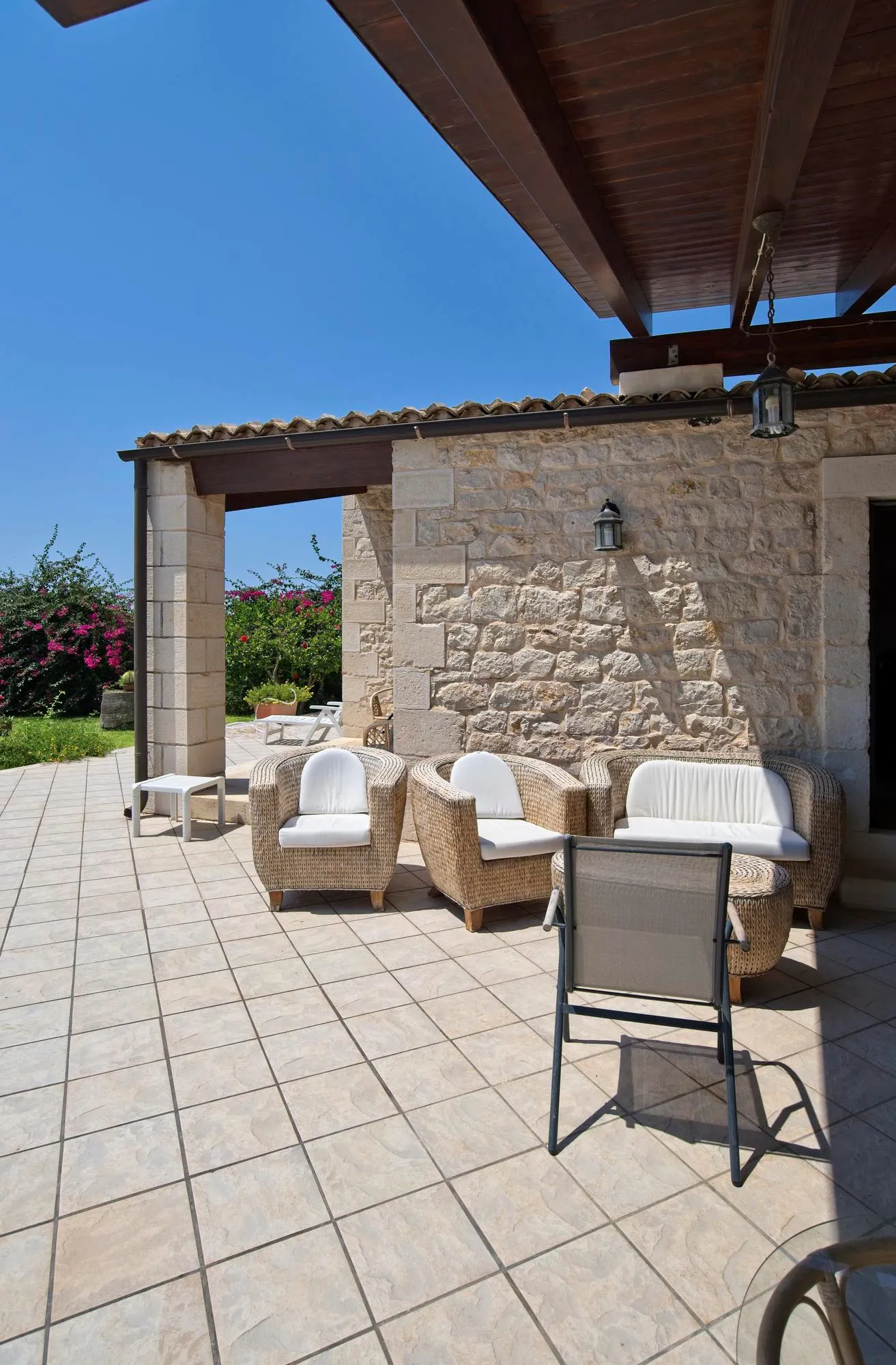 Pose de carrelage extérieur sur une terrasse à Coutras