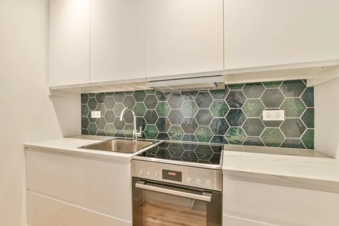 Détail d'une faïence murale au motif hexagonal original