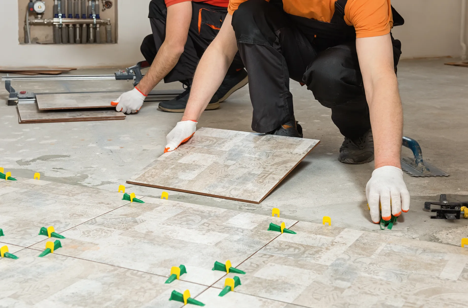 Artisans poseurs effectuant une préparation de support avant pose de carrelage en Gironde