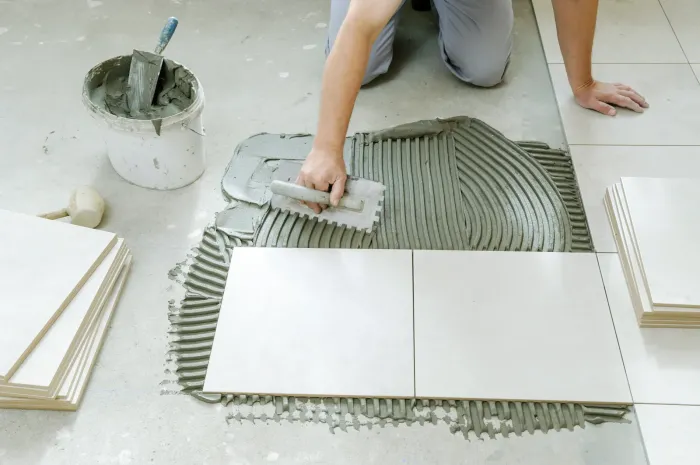 Réalisation des joints sur un carrelage de haute qualité